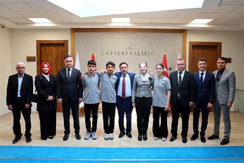 Vali Çiçek Koltuğunu 7.Sınıf Öğrencisi Zeynep Erdoğan’a Devretti